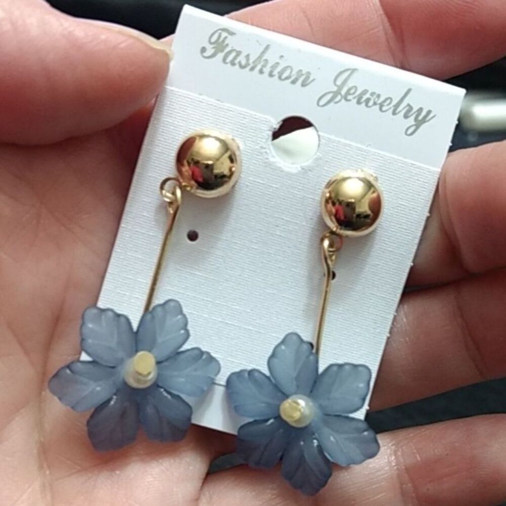 Gold tone dangling flower earrings